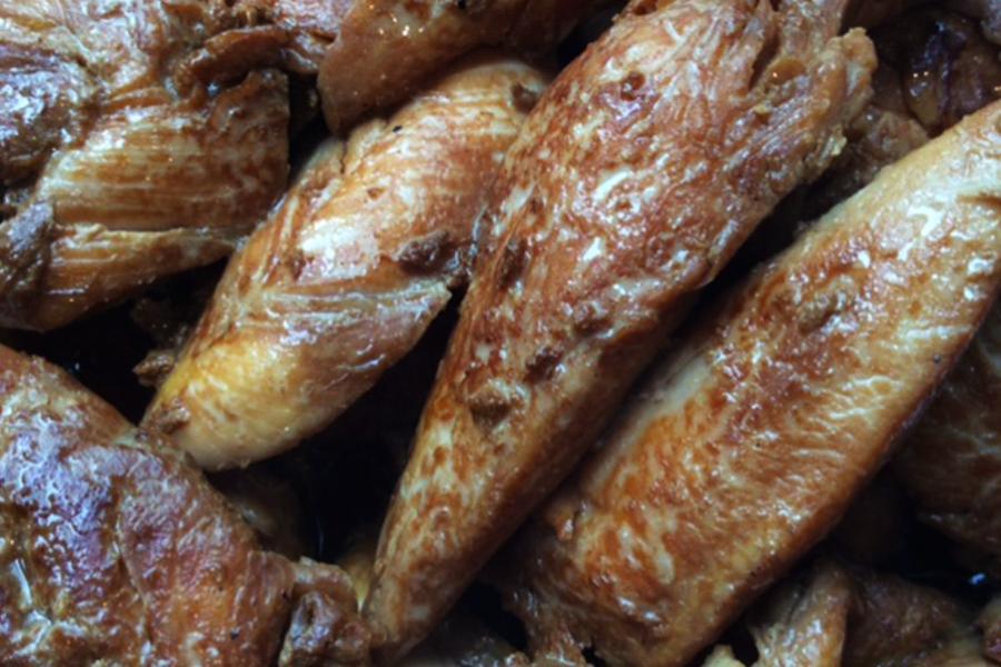 Detalle de pollo en salsa teriyaki.