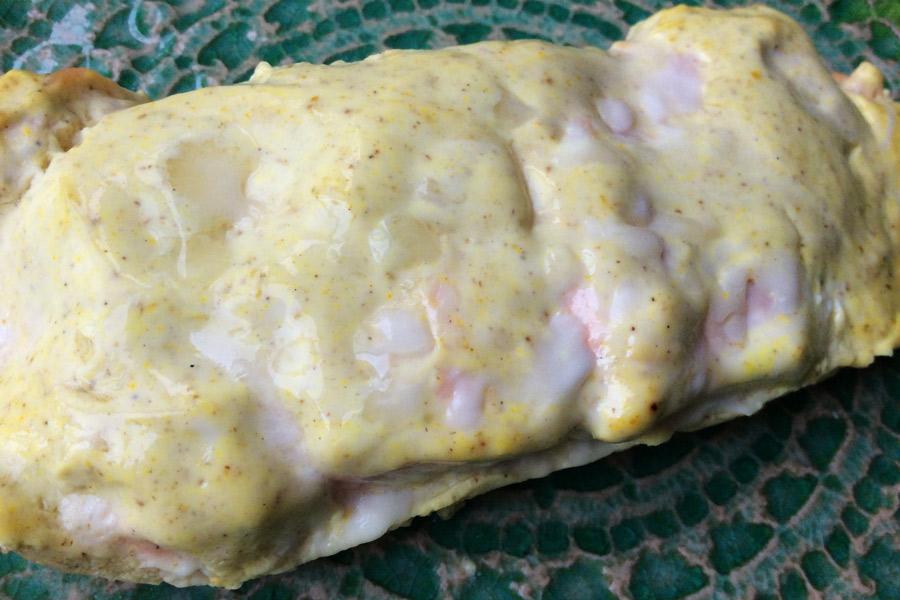 Salmón al horno con salsa de yogur al estilo de la India.