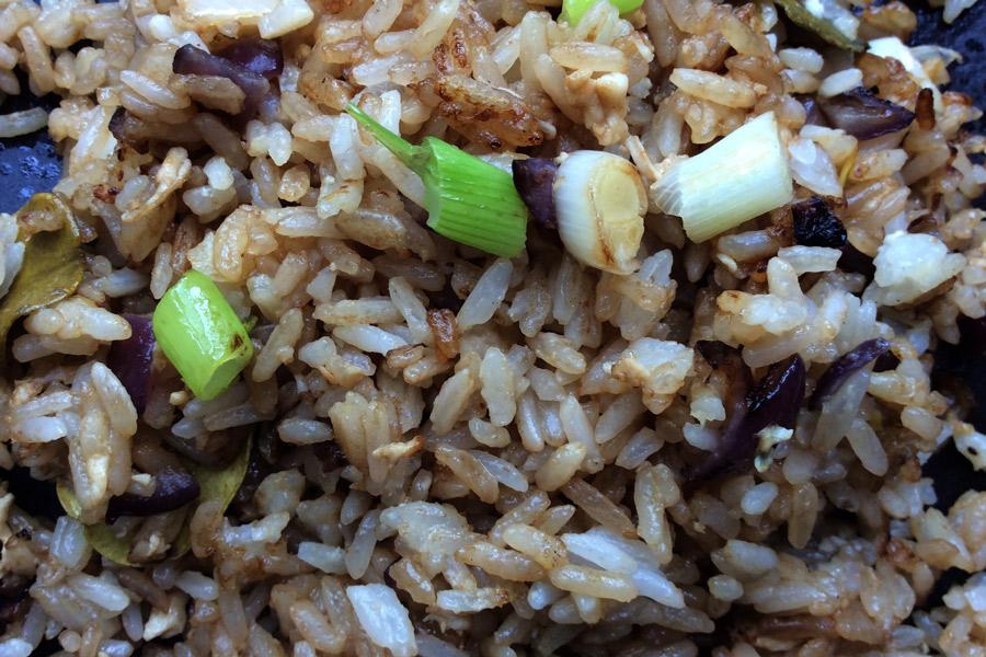 Arroz frito al estilo tailandés con cebolla morada, huevo y cebolletas.