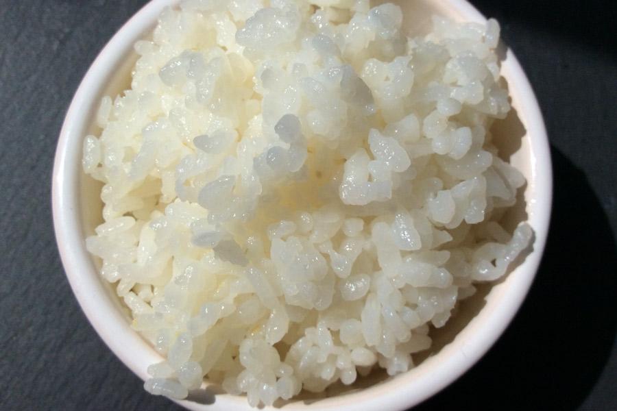 Arroz blanco hervido al estilo japonés.