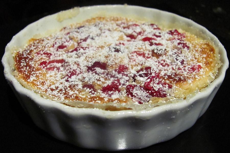 Clafoutis de cerezas recién salido del horno.