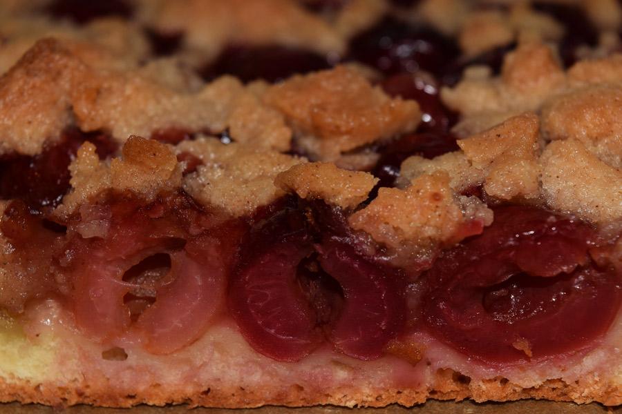 Trozo de tarta de cerezas.
