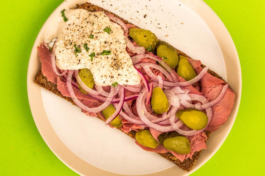 Bocadillo abierto de carne asada.