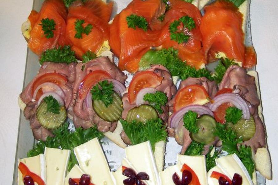 Bandeja con surtido de bocadillos abiertos escandinavos.