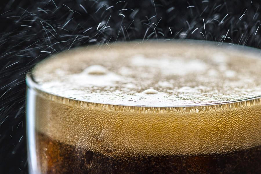 Cabeza de espuma en cerveza oscura.