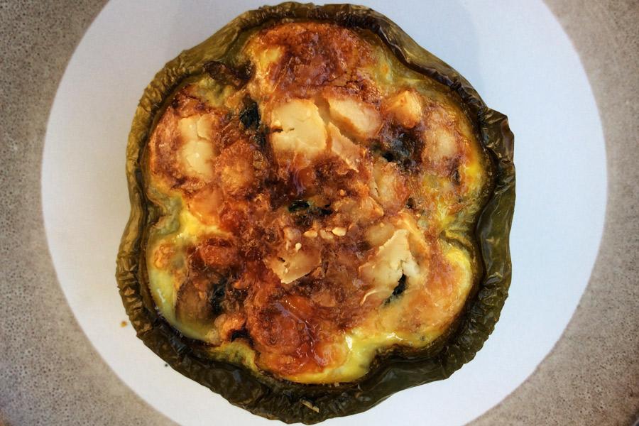 Pimiento relleno de flan de champi;ones y espinacas.
