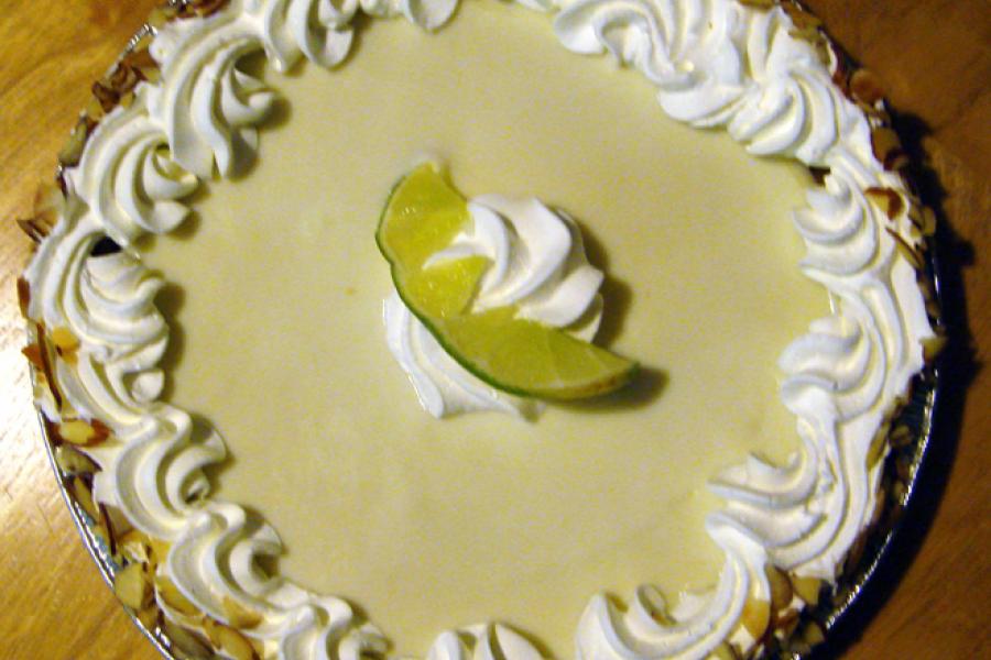 Tarta de lima de los Cayos decorada con nata montada.