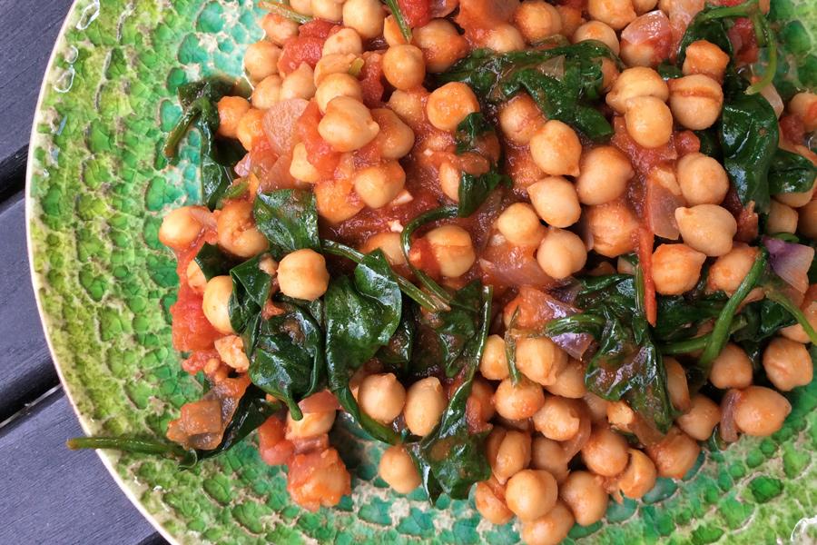 Un plato con garbanzos salteados.