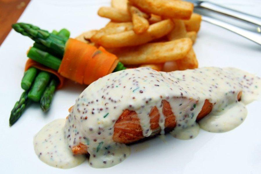 Salmón a la parrilla con salsa de mostaza.