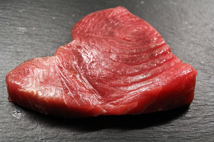 Filete de atún, crudo.