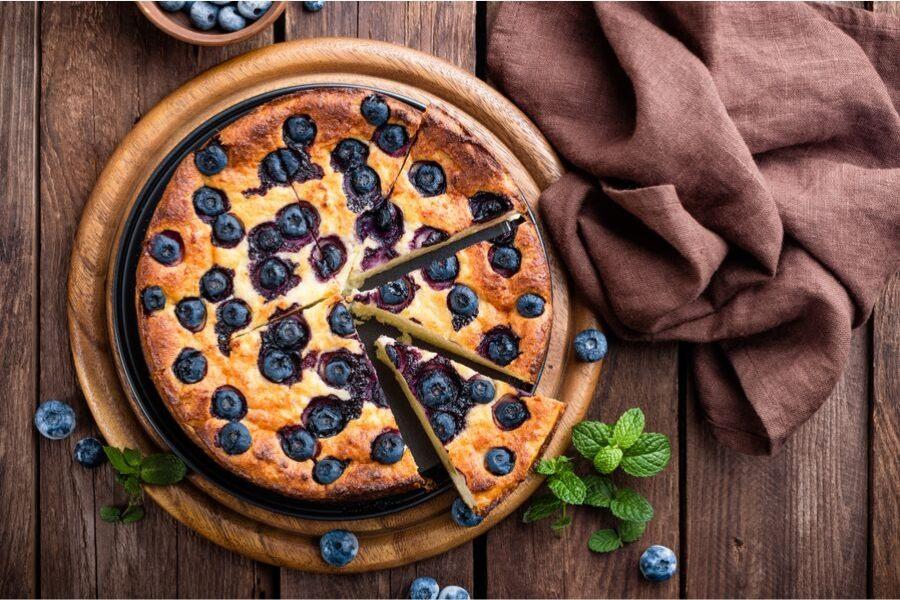 Tarta con arándanos azules.
