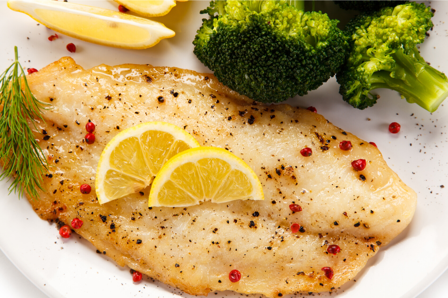 Pescado a la plancha con pimienta roja y brócoli.