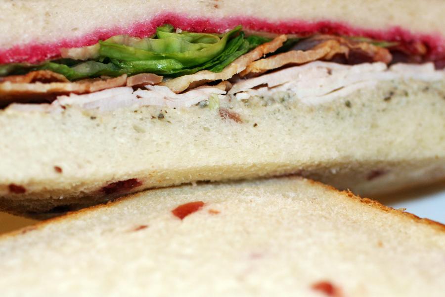 Bocadillo de pavo asado con salsa de arándanos y pan con arándanos.