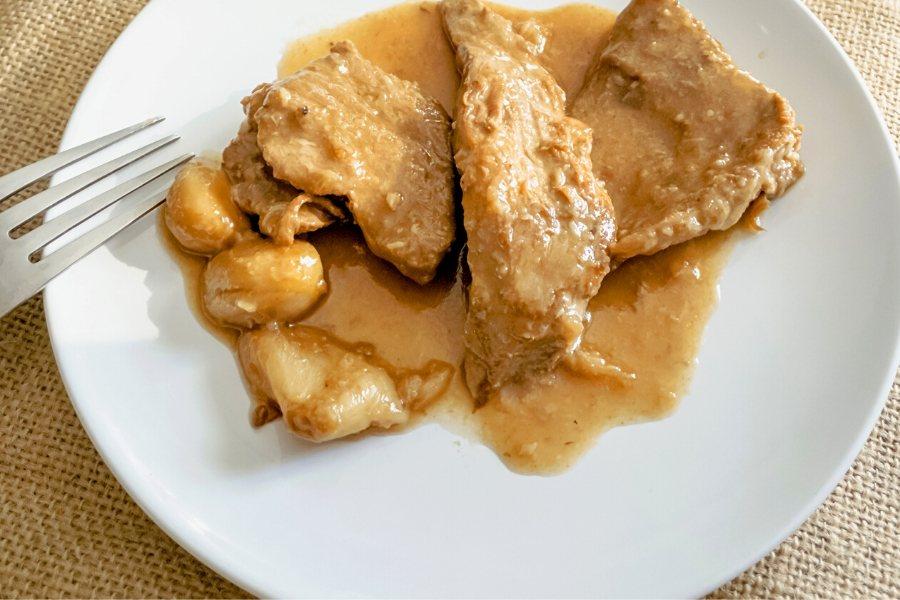 Carne de cerdo con salsa de vino blanco.