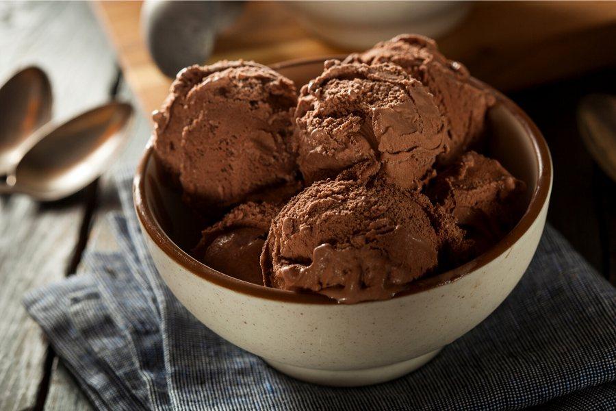 Bolas de helado de chocolate en un cuenco de cerámica.