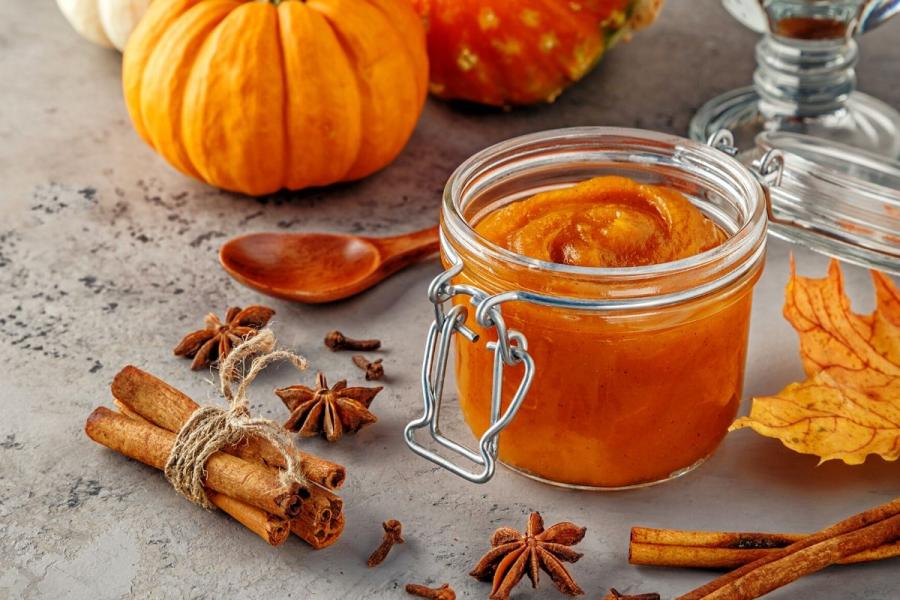 Mantequilla de calabaza en un envae de vidrio con cierre hermético.