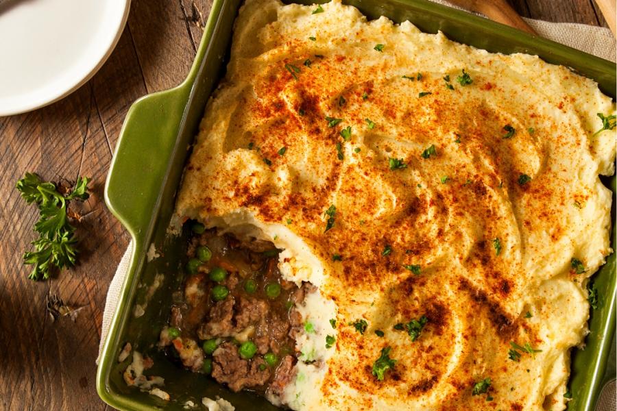 Pastel de carne picada y puré de patata ya hecho, decorado con perejil picado.