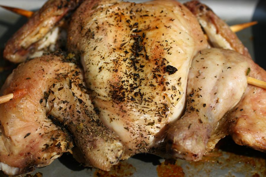 Pollo a la parrilla con mantequilla a las hierbas hecho.