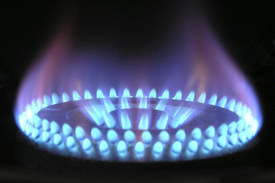 Quemador de gas encendido.
