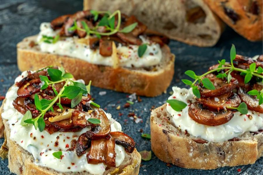 Tostas de queso cremoso y champiñones.
