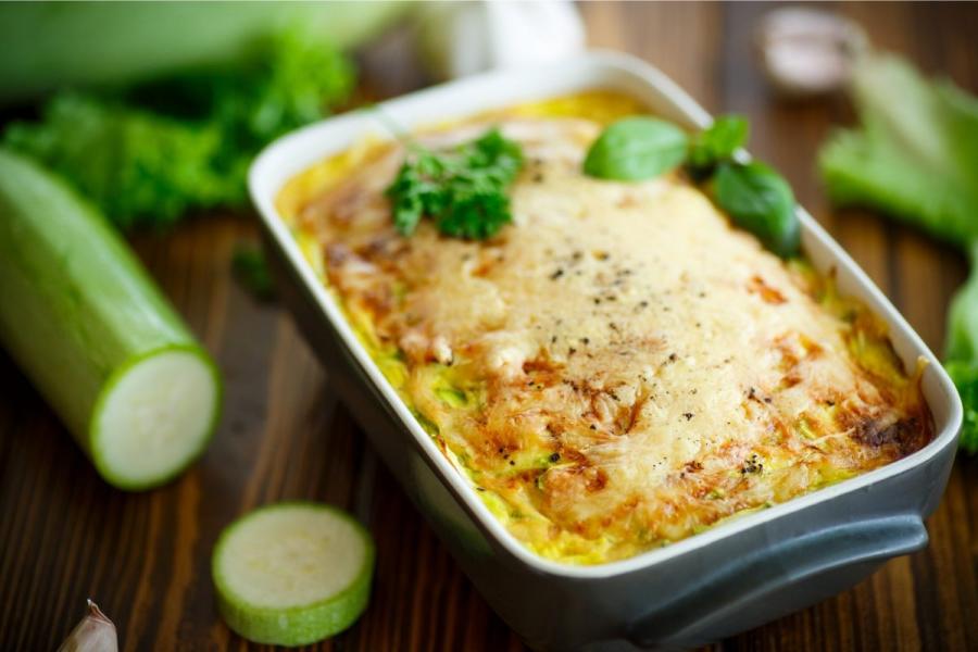 Calabacín gratinado con bechamel y queso rallado en una fuente de horno.