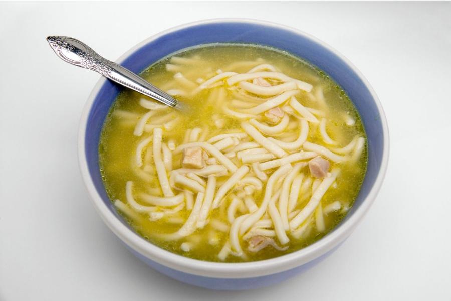 Sopa de pollo con fideos en un cuenco.