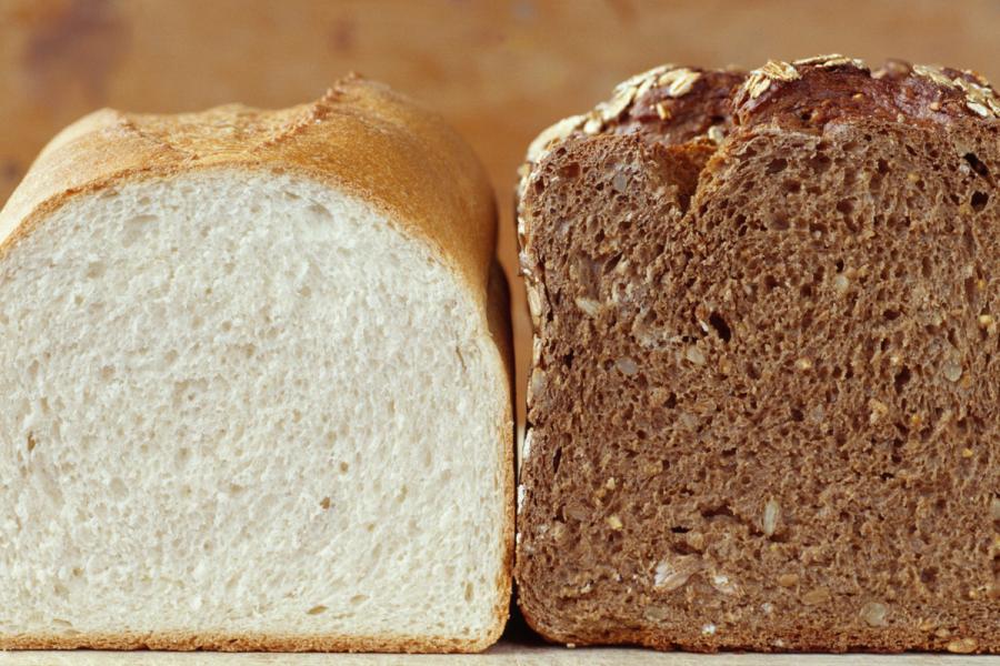 Pan de molde blanco y pan moreno.
