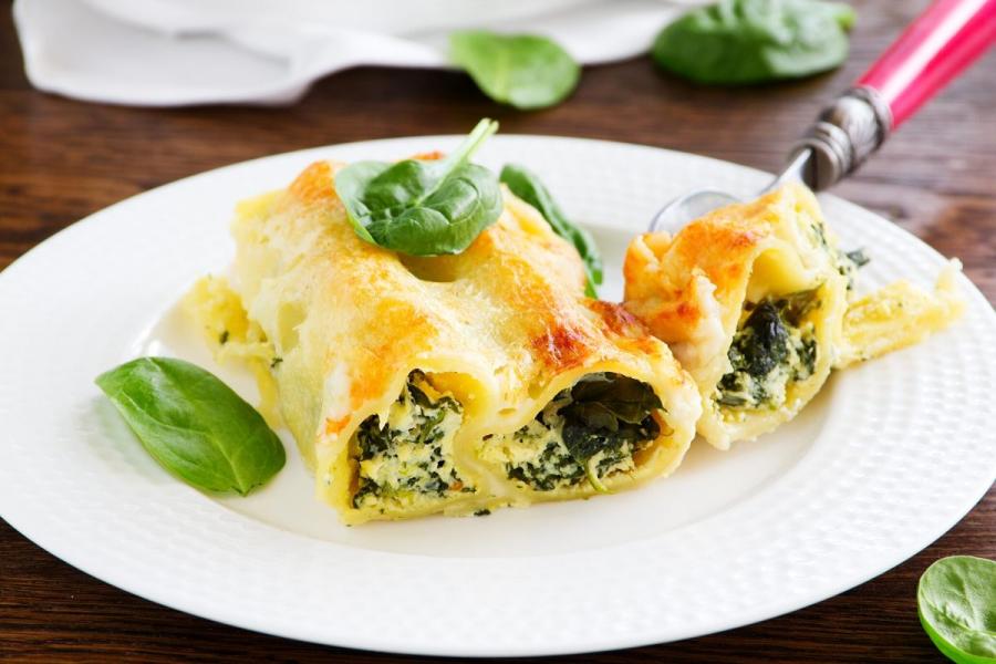 Canelones de queso ricotta y espinacas.
