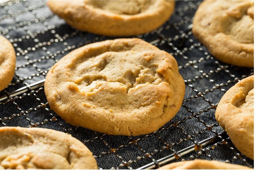 Galletas con mantequilla de cacahuete sobre una rejilla.