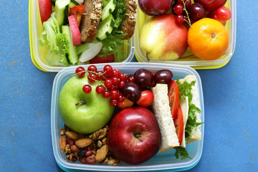 Recipientes con fruta, verduras, hortalizas y bocadillos
