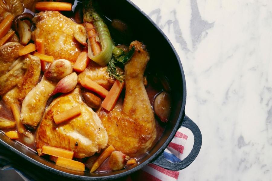 Pollo al vino tinto con cebollitas, zanahorias, puerros y champiñones.