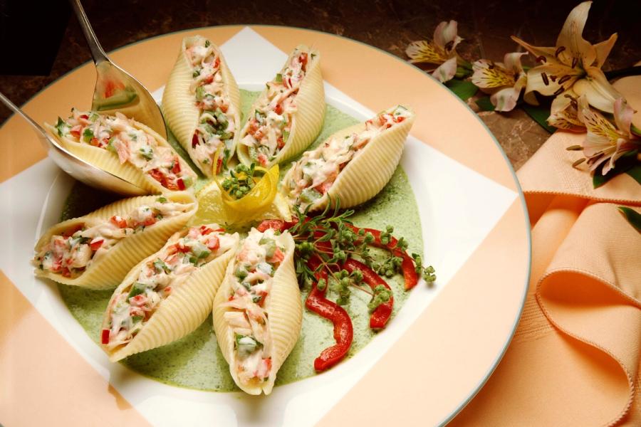 Conchas de pasta, hervidas y frías, rellenas de ensalada de cangrejo.