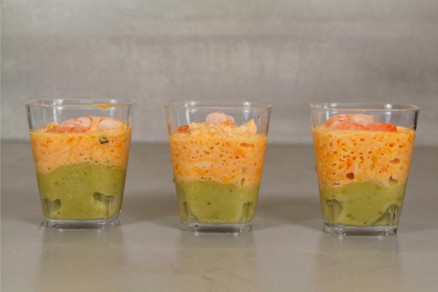 Aperitivo con capas de cangrejo y aguacate en vasos pequeños.