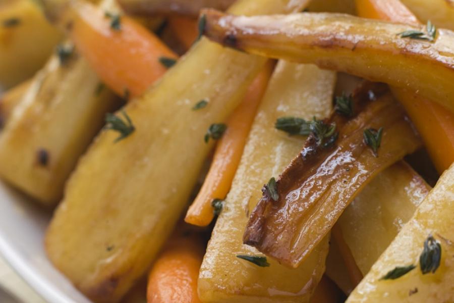 Zanahorias y chirivías asadas, servidas como guarnición.