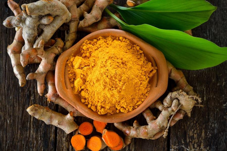 Cúrcuma fresca y cúrcuma en polvo.