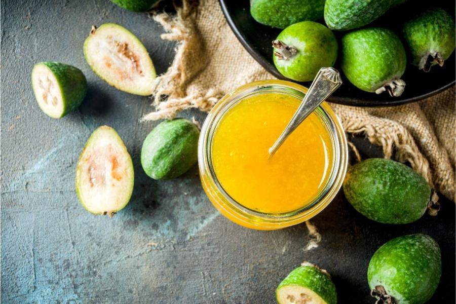 Feijoas enteras, partidas y mermelada de feijoa.