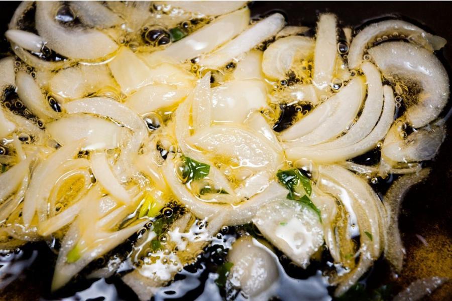 Cebolla friéndose para empezar un plato.
