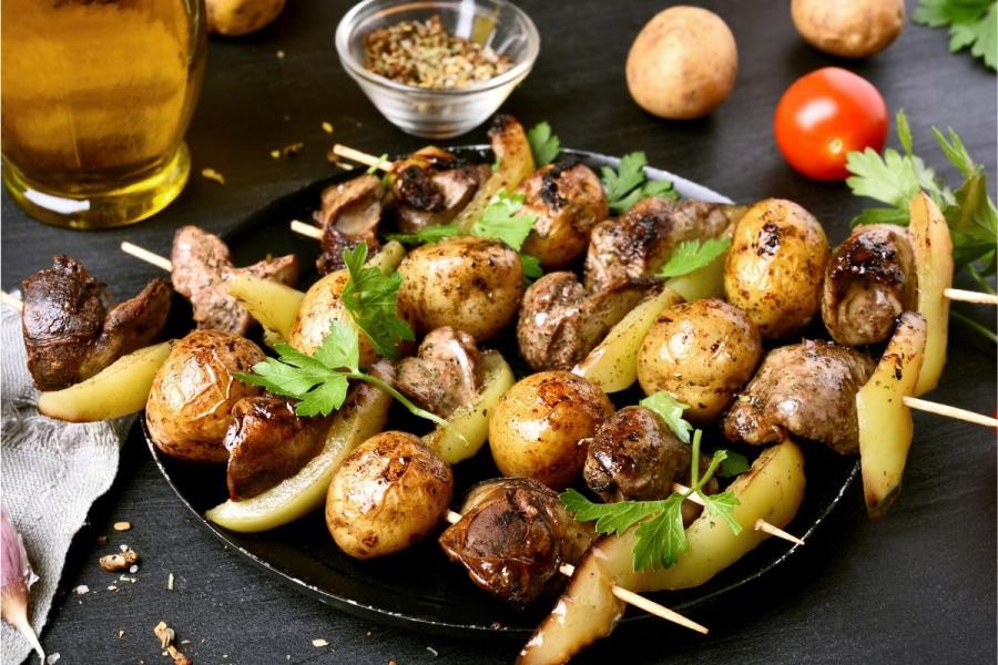 Brocheta de higadillos de pollo y patatas.