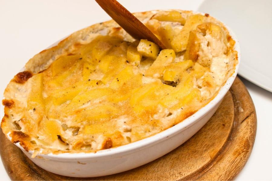 Janssons frestelse en una fuente de horno.