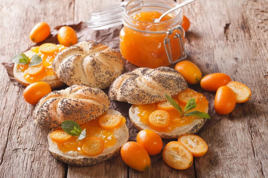 Mermelada de kumquat en un tarro y bocadillos dulces.