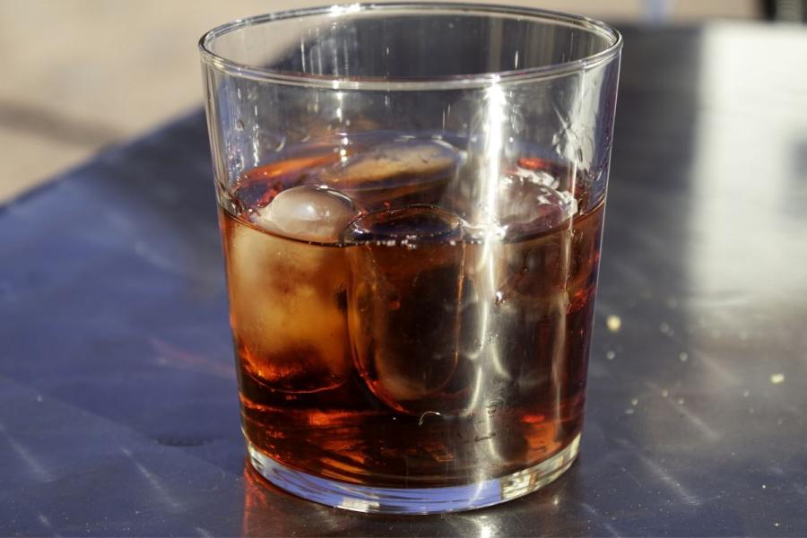 Pacharán con hielo en un vaso.