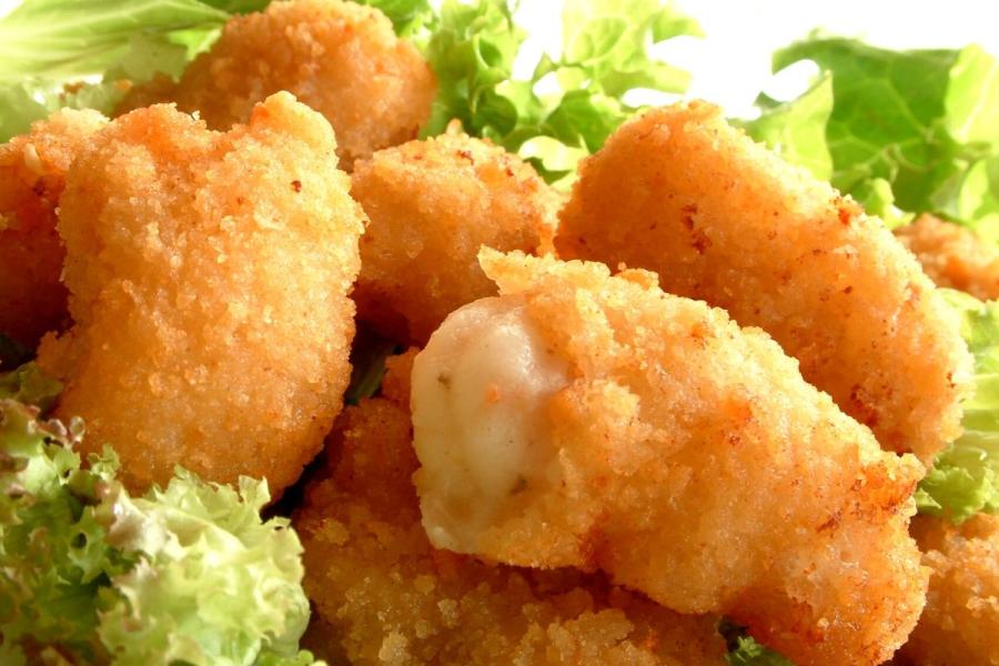 Pescado empanado y frito.