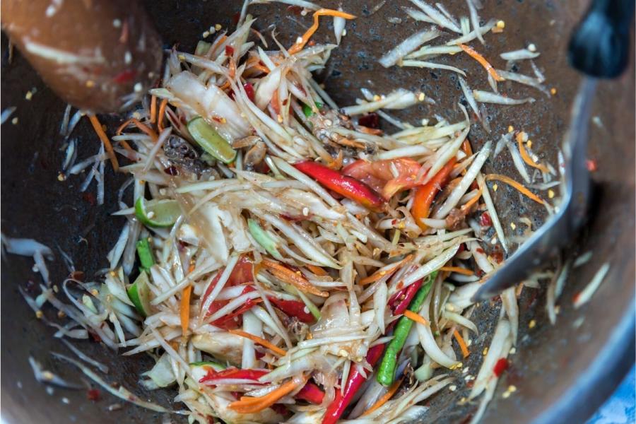 Salteando verduras como principio de un plato tailandés.