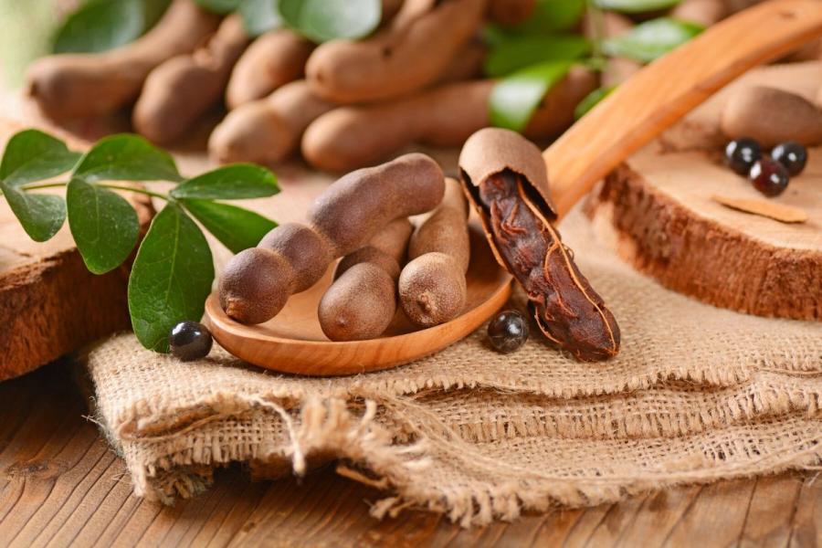 Frutos del tamarindo sobre una mesa.