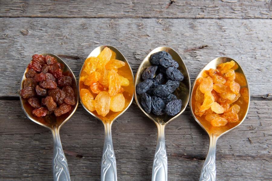 Cucharas con diferentes tipos de uvas pasas.