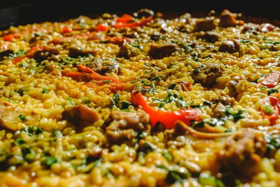 Arroz con conejo en paella.