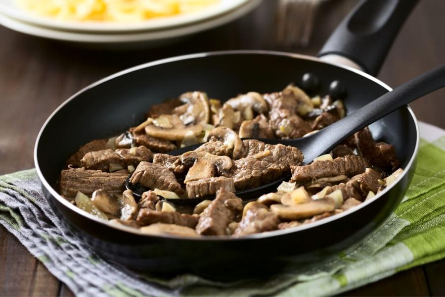 Carne stroganoff en la sartén. 