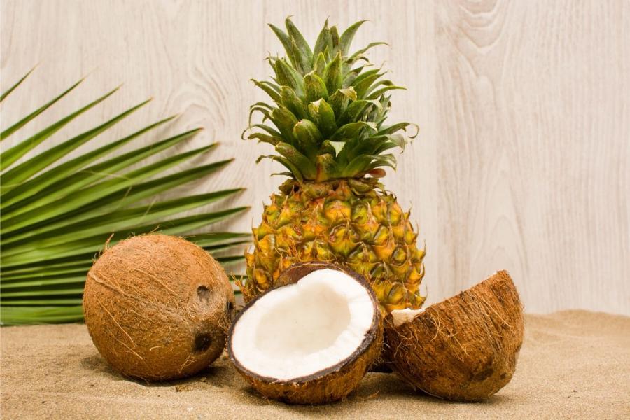 Piña y coco, frutas tropicales.