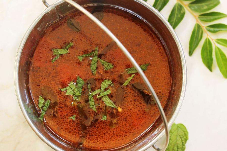 Sopa rasam en un caldero.