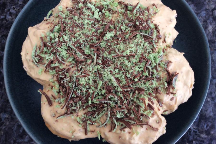 Tarta de chocolate y menta crujiente en una fuente redonda.